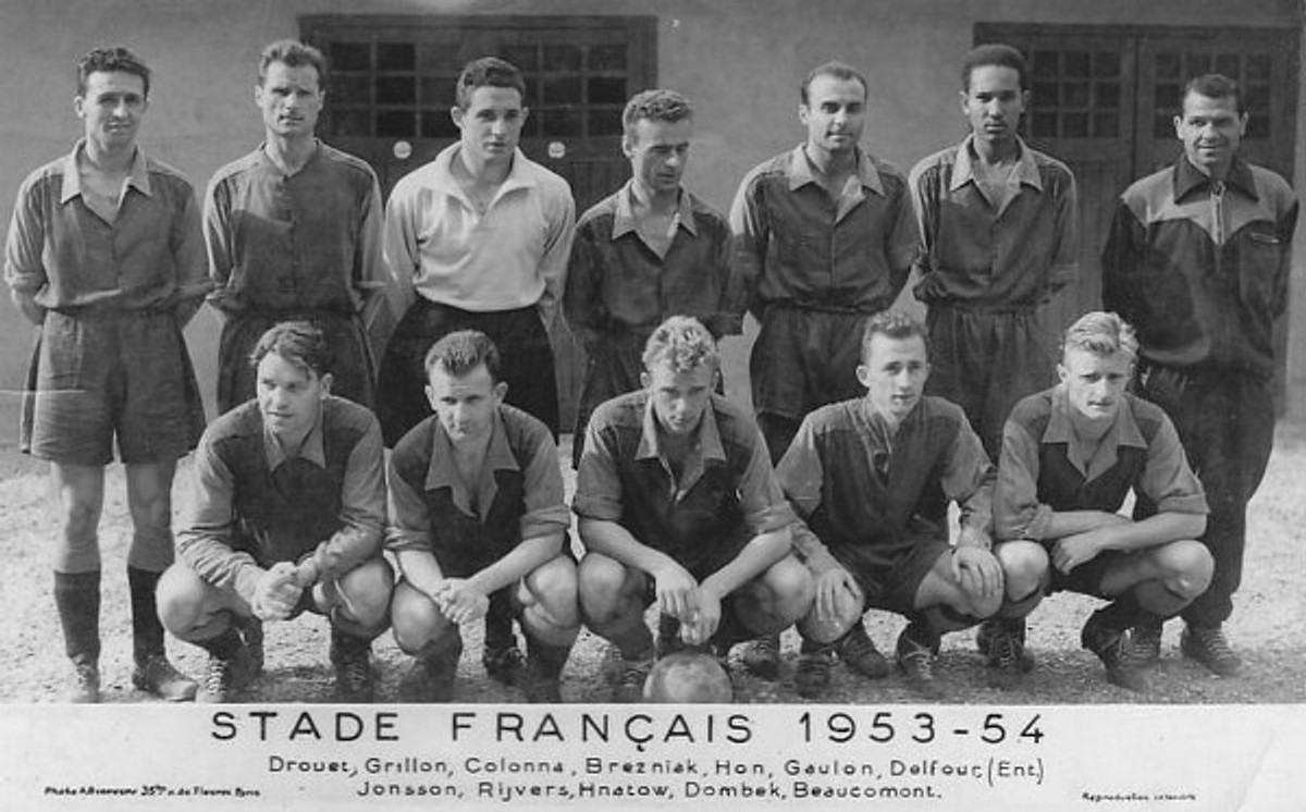 Гнатов у Стад Франсе, нижній ряд посередині