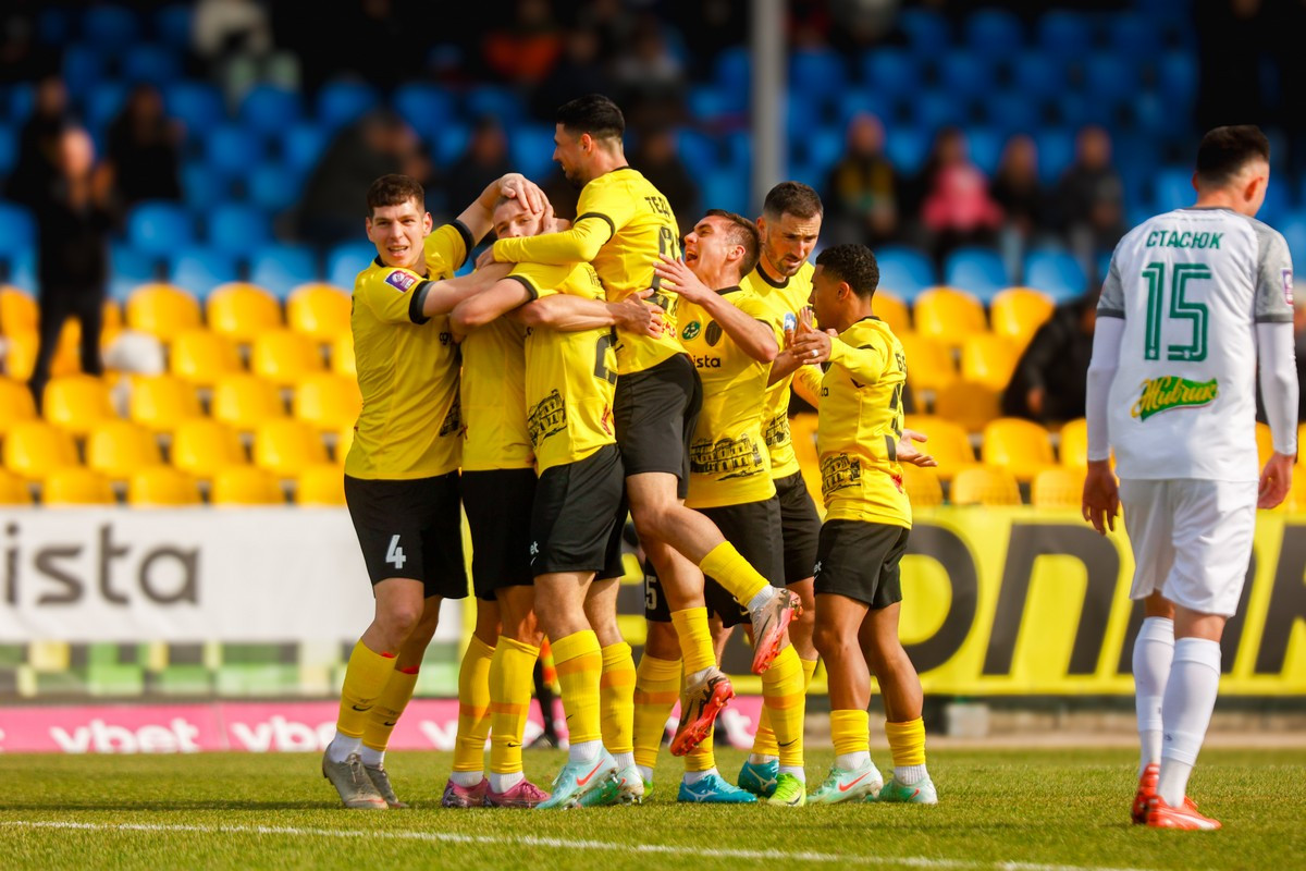 Гравці Олександрії святкують гол у ворота Оболоні