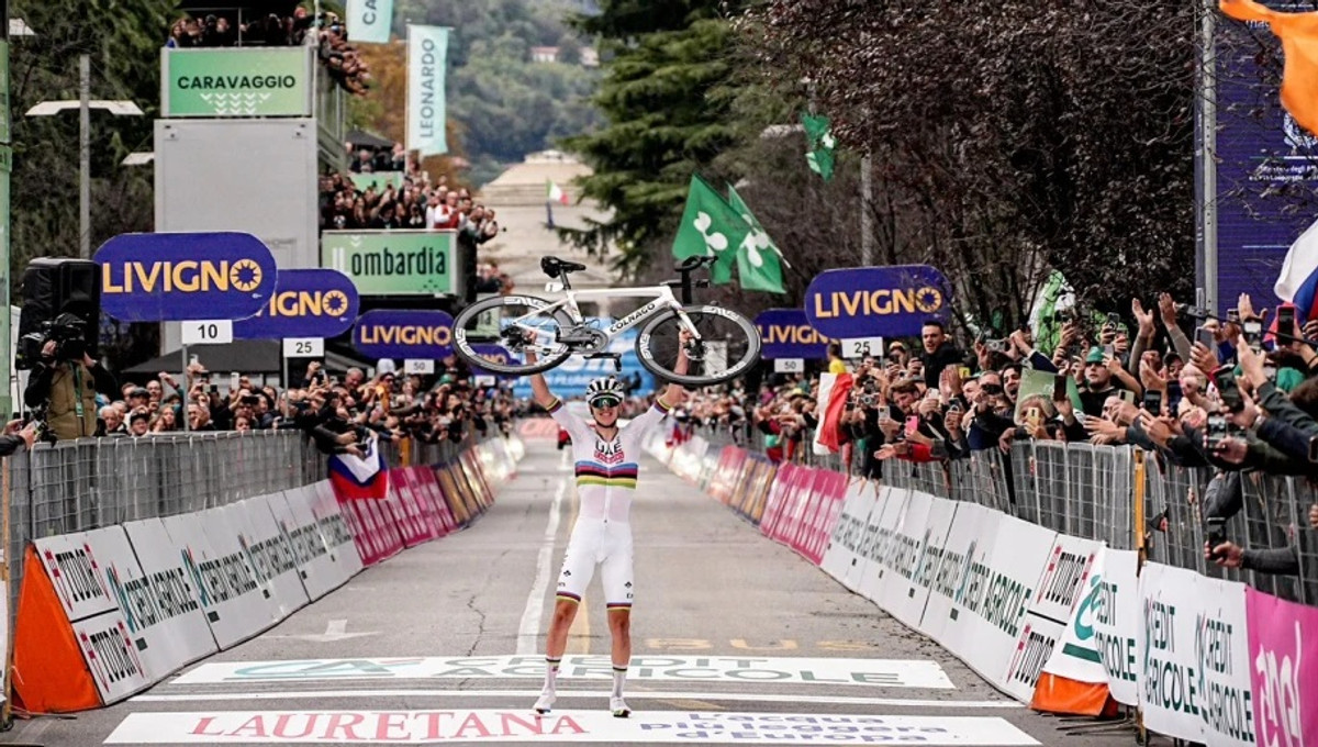 Тадей Погачар у веселковій майці чемпіона світу