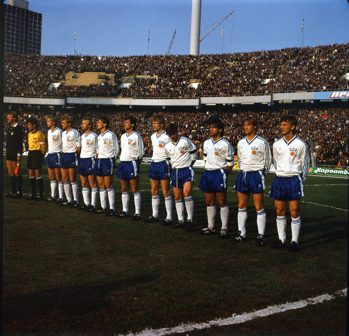 Збірна НДР на Республіканському стадіоні в Києві перед матчем зі збірною СРСР (2:0). Ульф Кірстен – третій справа, 1987 рік