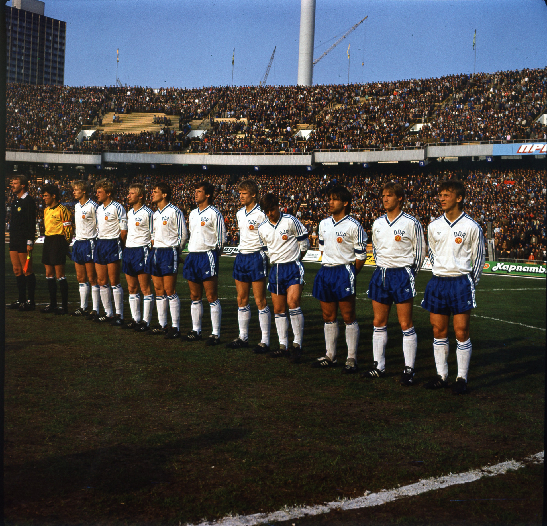 Збірна НДР на Республіканському стадіоні в Києві перед матчем зі збірною СРСР (2:0). Ульф Кірстен – третій справа, 1987 рік