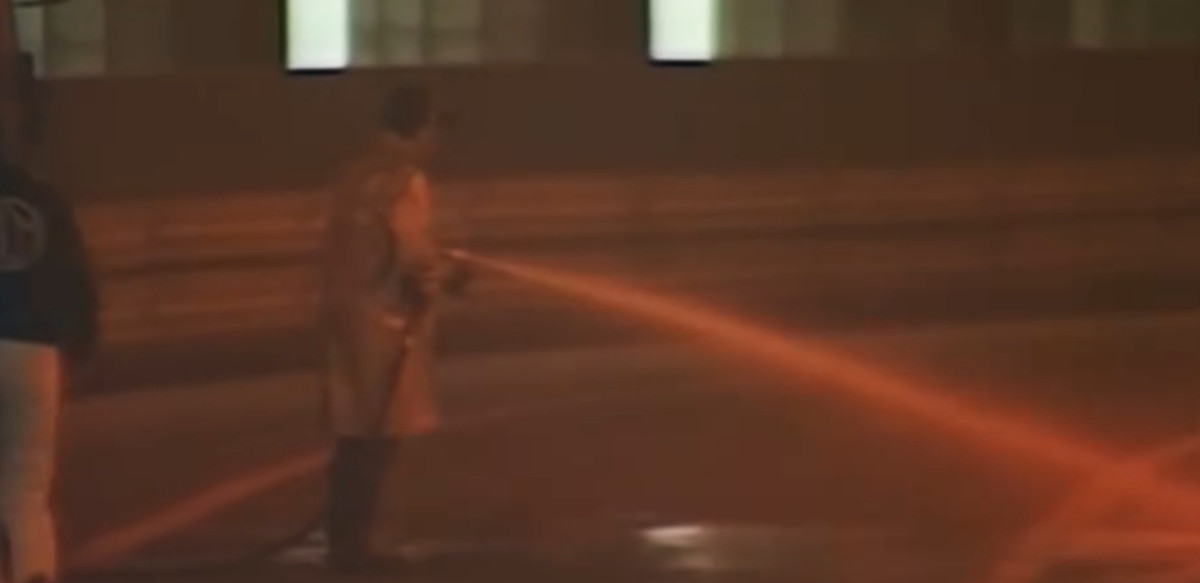 Стюард поливає асфальт у тунелі на автодромі в Монако