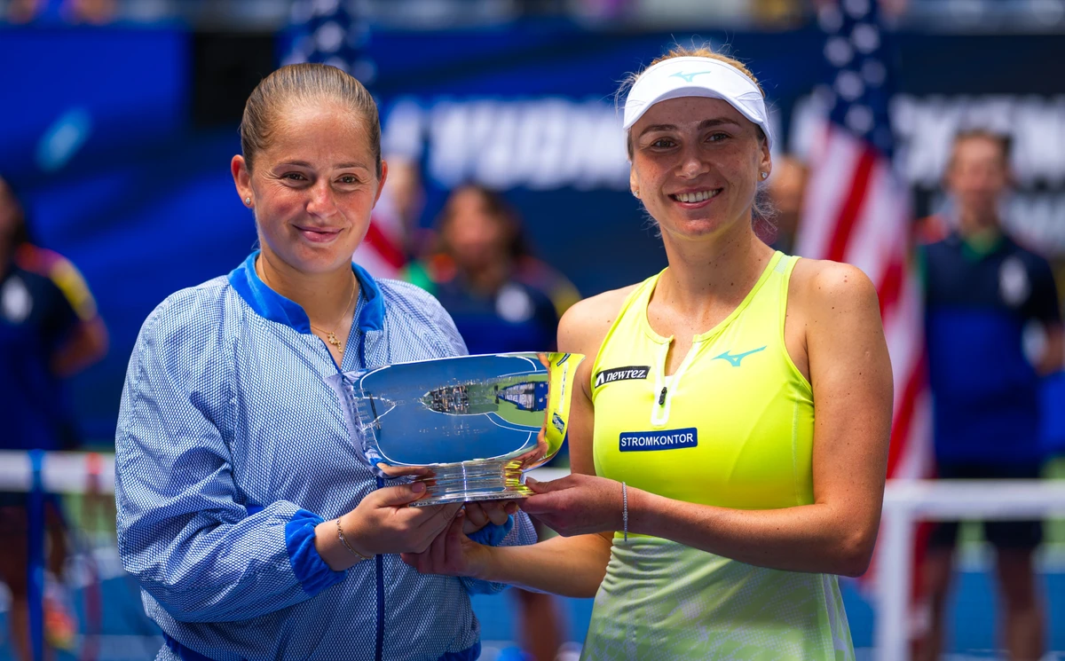 Людмила Кіченок (справа) і Альона Остапенко з трофеєм US Open