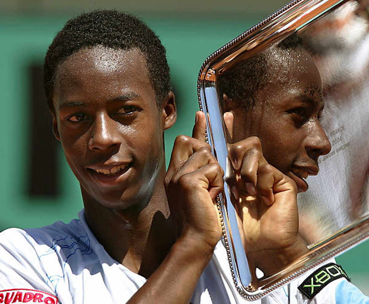 Француз Гаель Монфіс позує з трофеєм після перемоги над американцем Алексом Кузнєцовим у фіналі юніорського турніру Відкритого чемпіонату Франції з тенісу на Ролан Гаррос у Парижі, 06 червня 2004 року