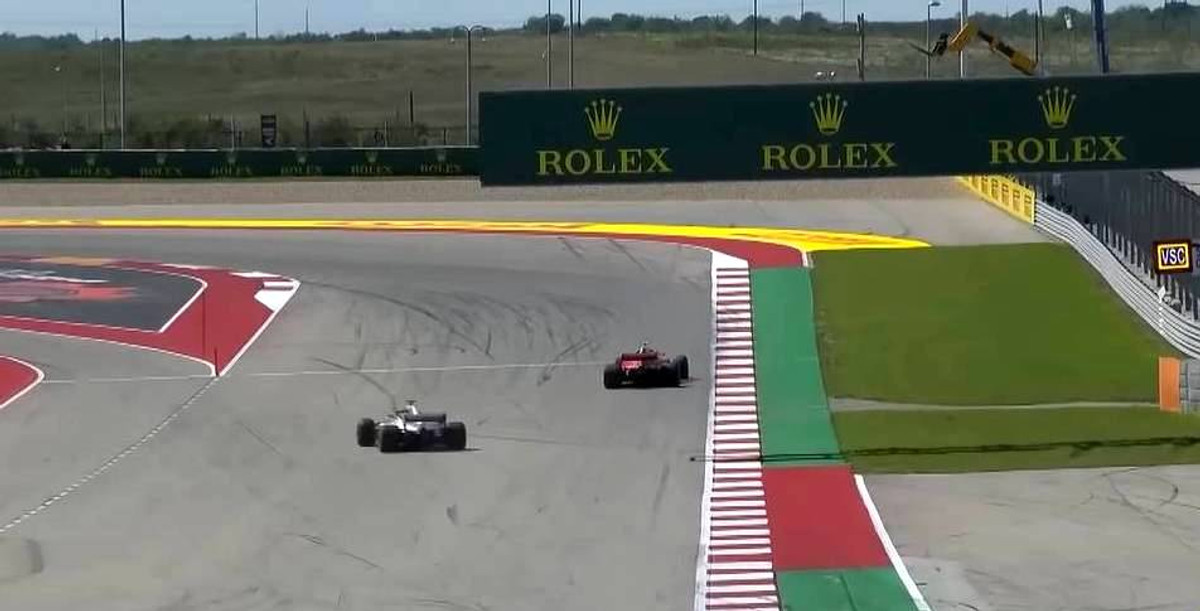 Льюїс Гамільтон здійснює зворотний піт-стоп по відношенню до Кімі Райкконену