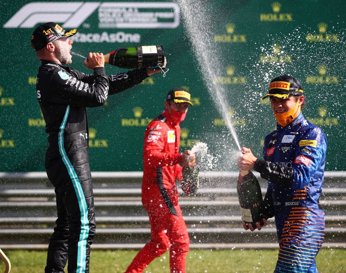 Вальтери Боттас (1 место), Шарль Леклер (2 место) и Ландо Норрис (3 место) на подиуме Гран-при Австрии 2020