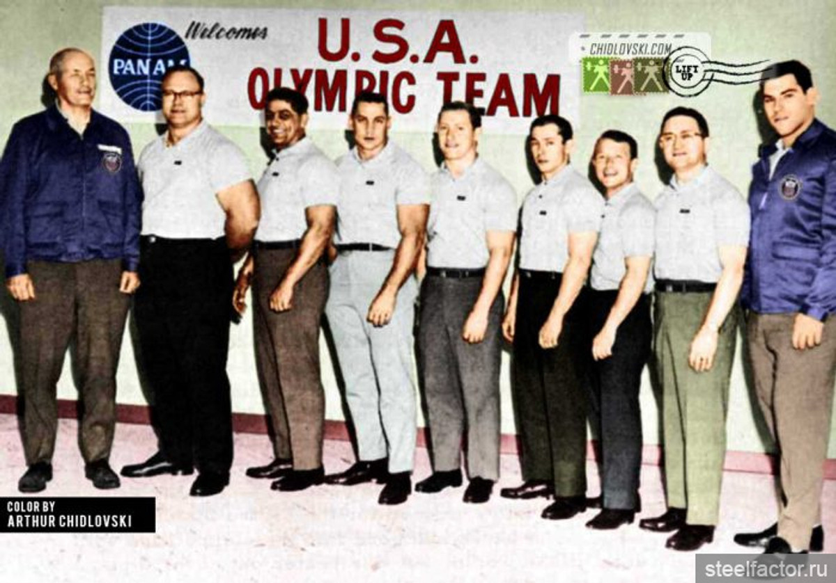 Джон Терпак (второй справа)