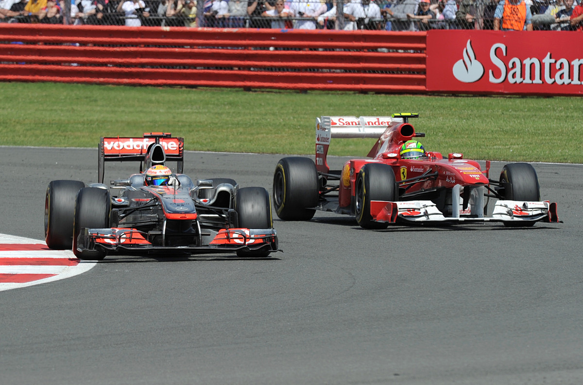 Льюїс Гамільтон і Феліпе Масса борються за позицію на Гран-прі Великої Британії 2011