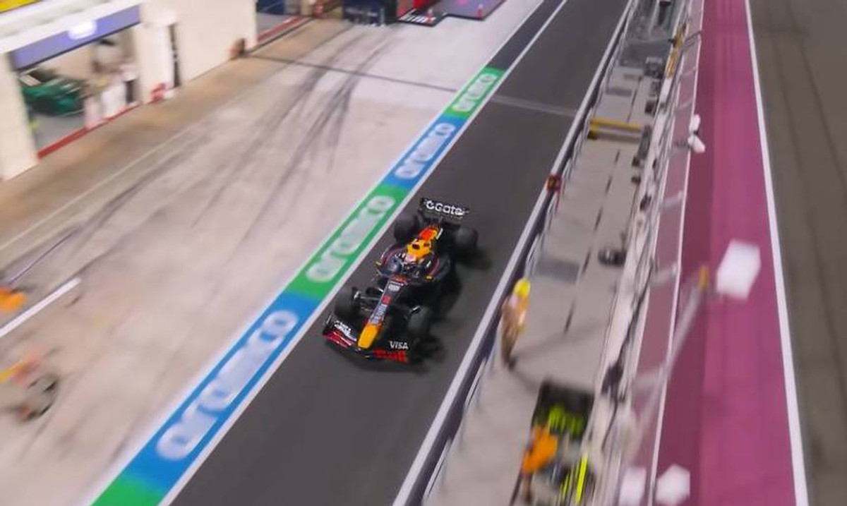 Макс Ферстаппен вирушає на піт-стоп на Гран-прі Катару