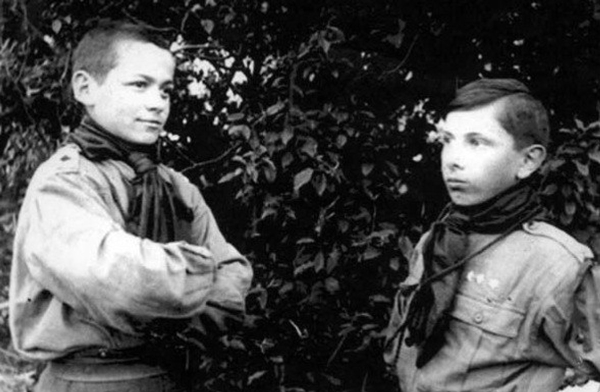 Степан Бандера (праворуч) – пластун