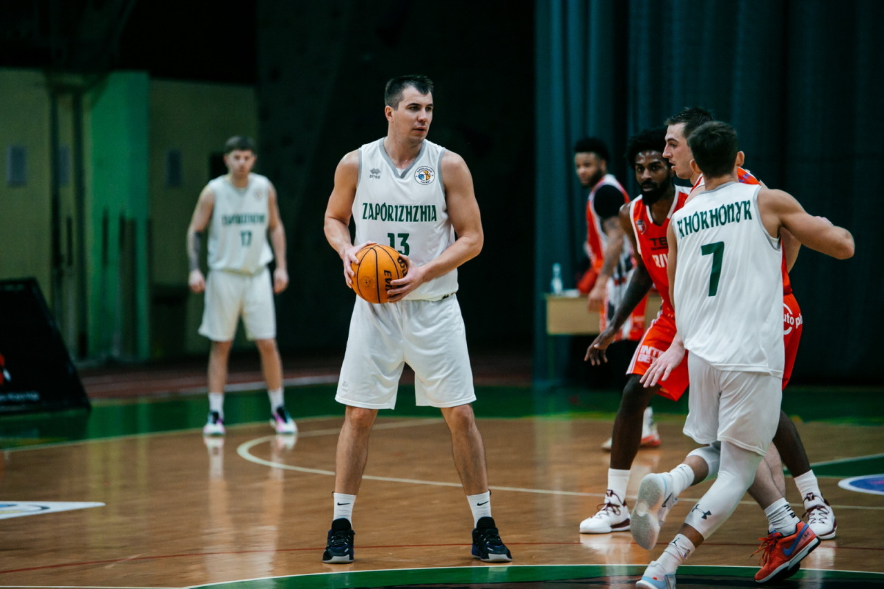 Максим Никитин (с мячом)