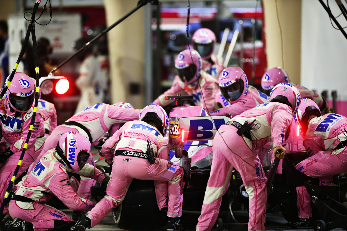 Механики меняют резину на машине