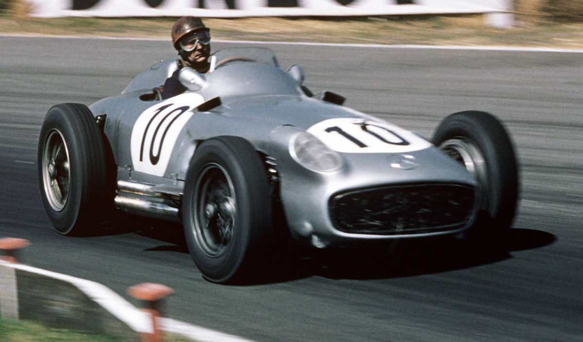 Хуан Мануель Фанхіо за кермом Мерседес W196 на Гран-прі Великої Британії 1955 року