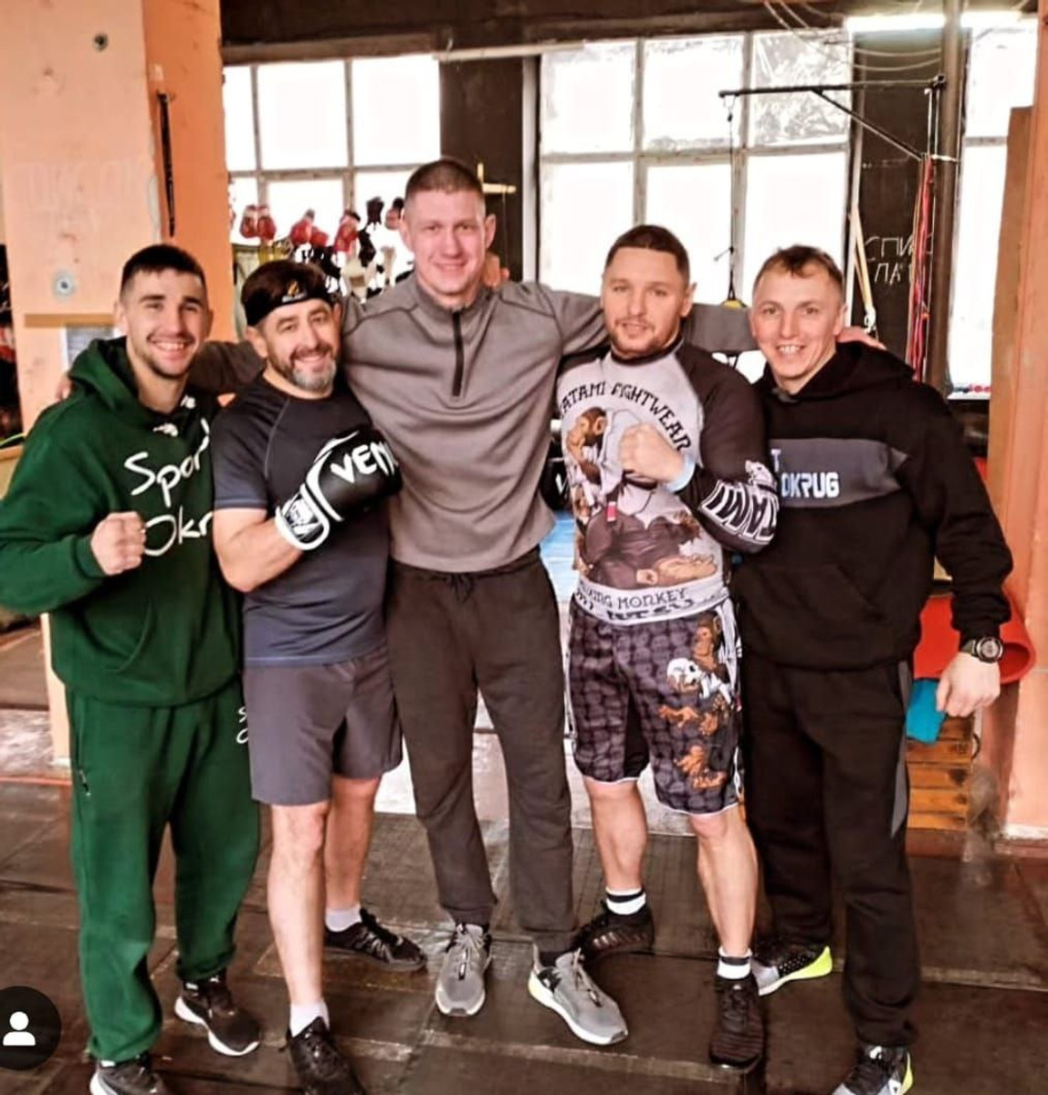 Иван Безверхий (в центре)