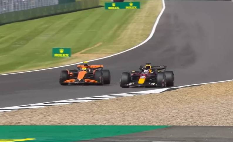 Макс Ферстаппен обгоняет Ландо Норриса на Гран-при Великобритании 2024