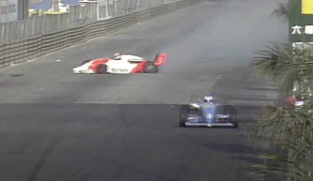 Мика Хаккинен (сзади) разбивает болид в борьбе с Михаэлем Шумахером на Гран-при Макао 1990