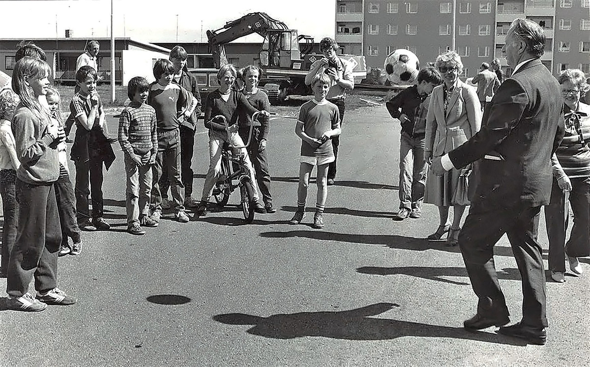 Альберт Гудмундссон набиває м'яч під час виборчої кампанії-1980, facebook.com/groups/sarpurinn