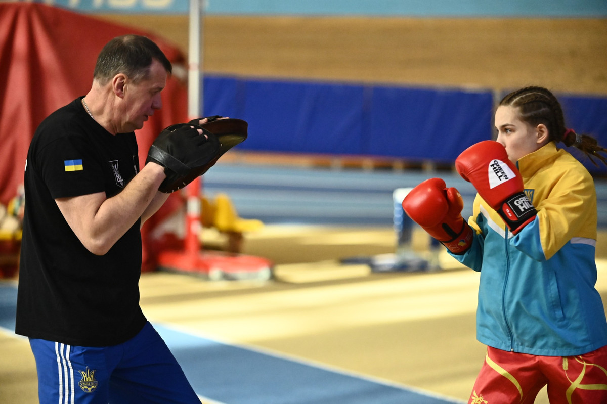 Боксерка відпрацьовує удари на лапах