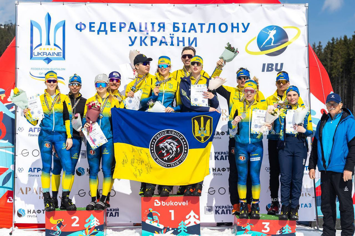 Призери змішаної естафети на п'єдесталі