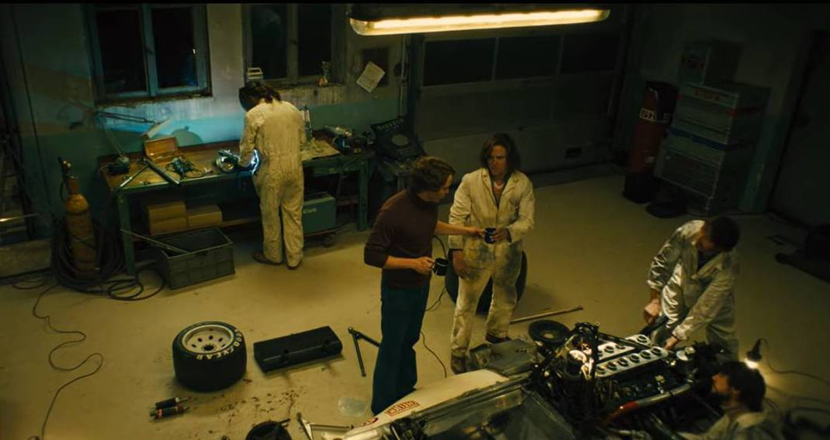 Кадр с фильма Гонка (Rush): Ники Лауда с механиками переделывают болид