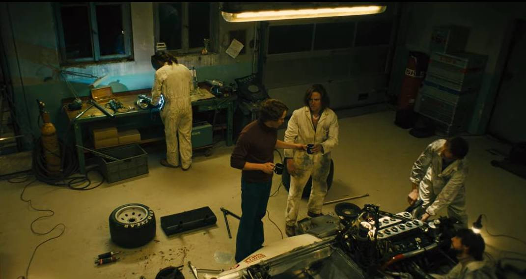 Кадр с фильма Гонка (Rush): Ники Лауда с механиками переделывают болид