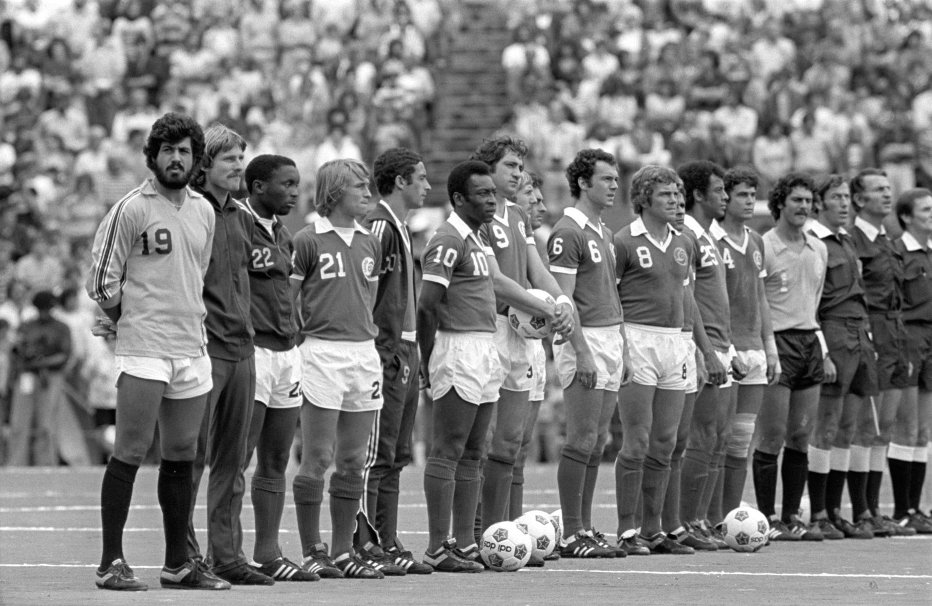 Нью-Йорк Космос у 1977-му. Пеле під 10-м номером, Чіналья - 9-й, Беккенбауер - 6-й, Карлос Альберто - 25-й. Getty Images