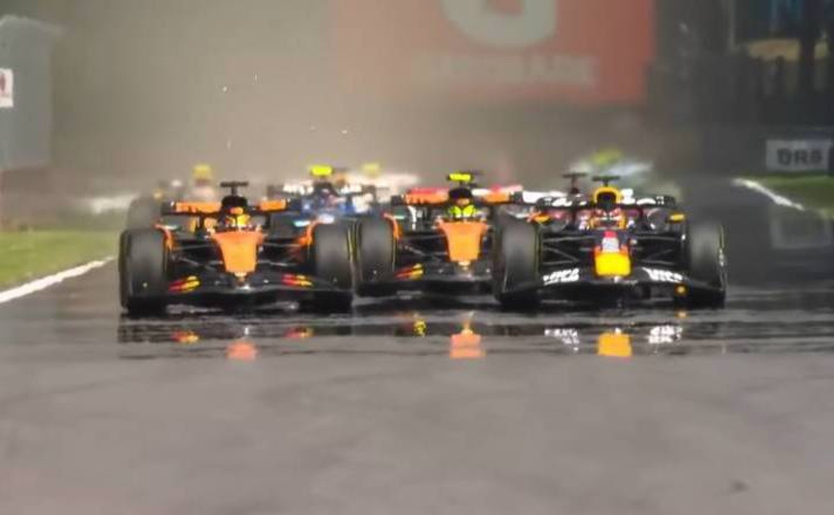 Макс Ферстаппен обганяє Оскара Піастрі на першому колі спринту в Бельгії