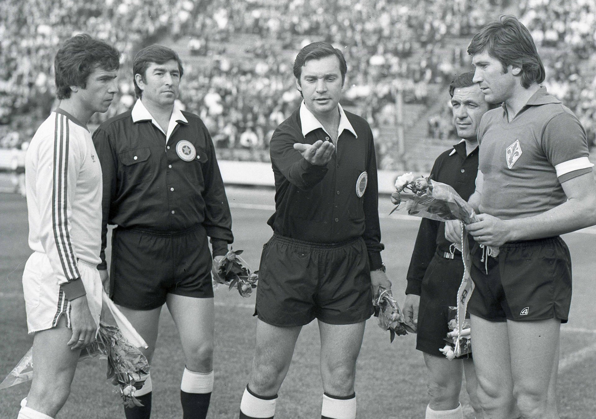 Динамо – Фіорентина (4:2), 1977 рік. Капітани команд Володимир Мунтян (ліворуч, у білому) та Джанкарло Гальдіоло (праворуч, у темному)