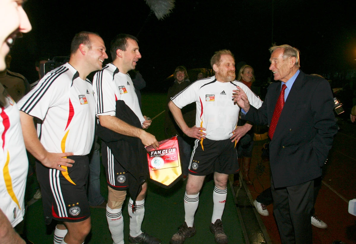 Траутманн спілкується з фанами Бундестім, 2008 рік. Фото - Getty Images