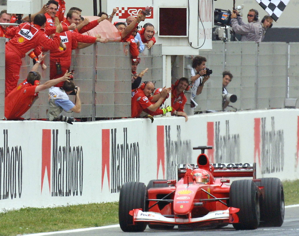 Міхаель Шумахер із пошкодженим болідом перемагає на Гран-прі Іспанії 2001 року