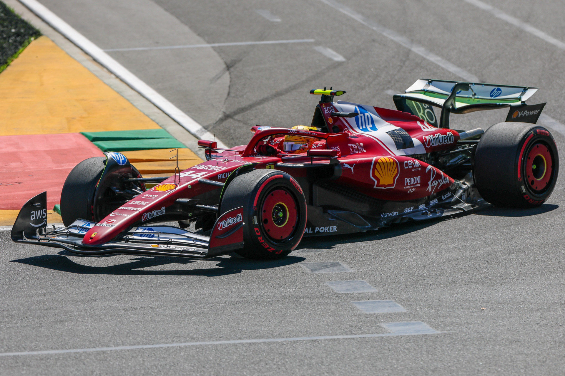 Льюїс Гамільтон за болідом Феррарі