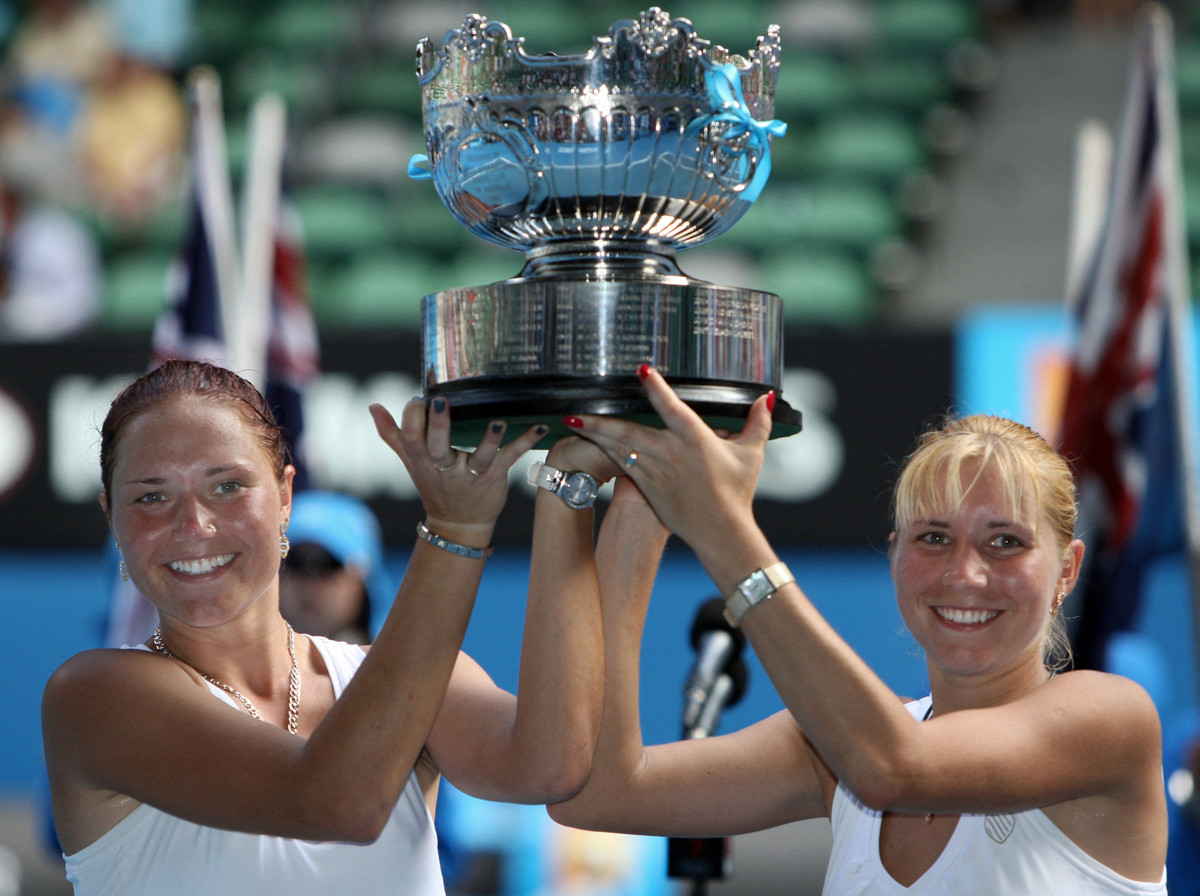 Екатерина (слева) и Алена Бондаренко с трофеем Australian Open 2008