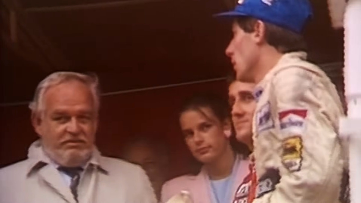 Айртон Сенна (справа) попри протокол прийшов на нагородження