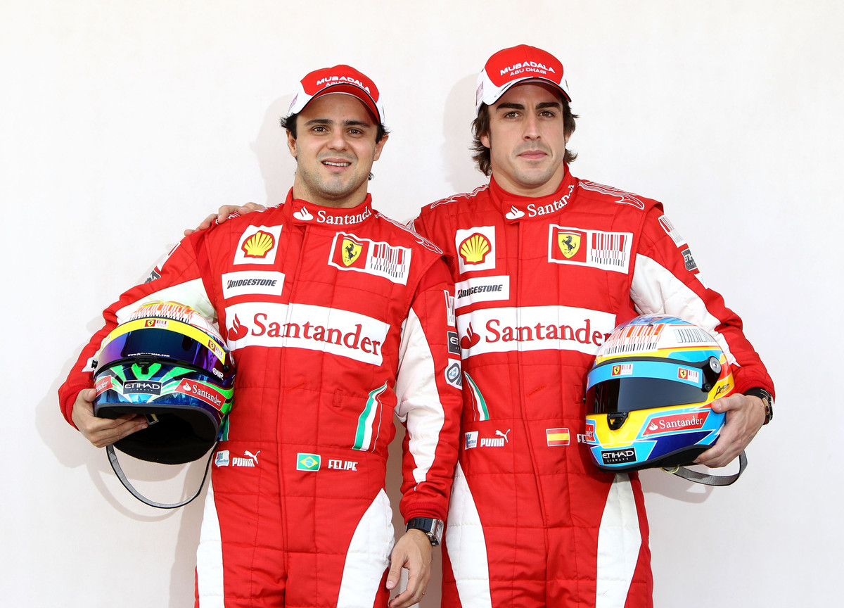 Фелипе Масса, Фернандо Алонсо и спонсорские логотипы Santander на униформе Феррари