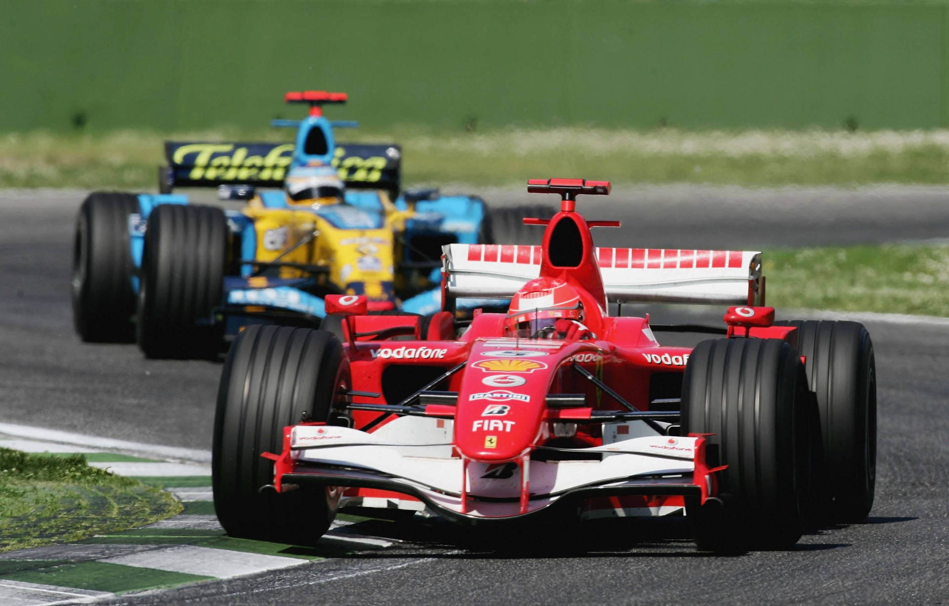Михаэль Шумахер защищается от атак Фернандо Алонсо на Гран-при Сан-Марино 2006