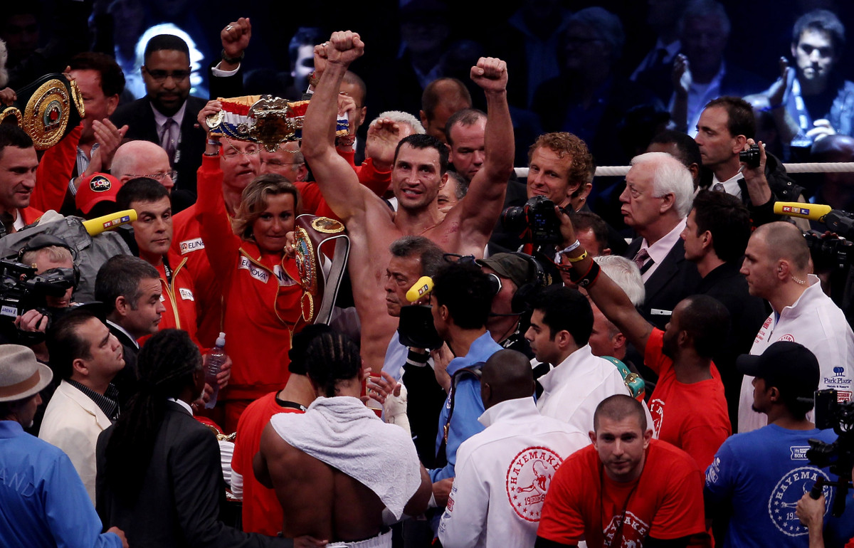 Чемпіонський пояс Володимира Кличка в руках Марини Суркіс