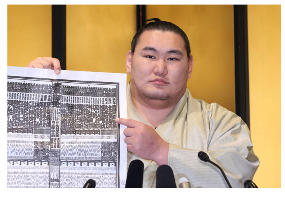 Хошорю - один из йокозун, держит банзуке. Он показывает свое имя в банзуке. На листе все сумоисты.