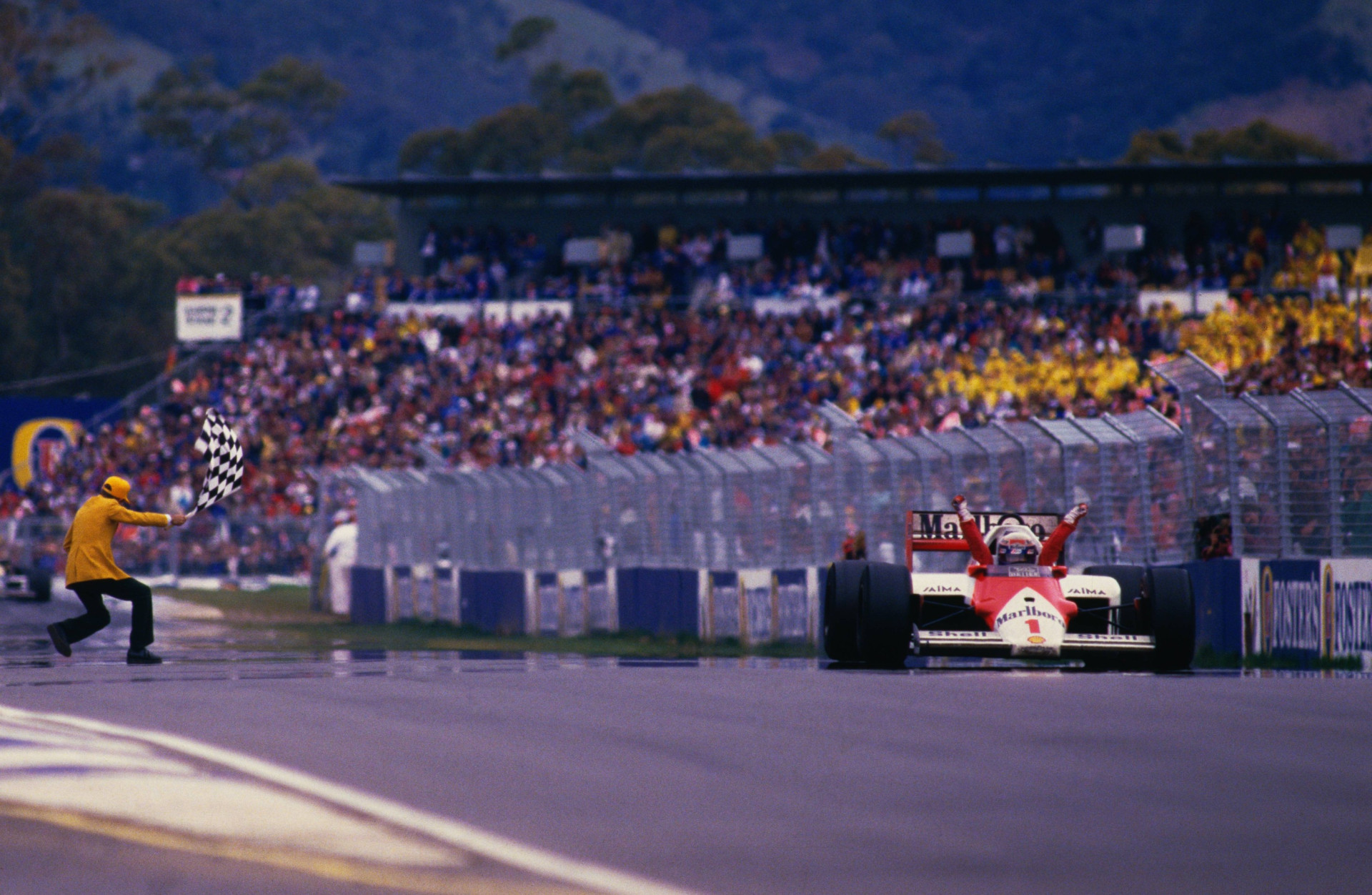 Ален Прост перемагає на Гран-прі Австралії 1986 і здобуває свій другий чемпіонський титул