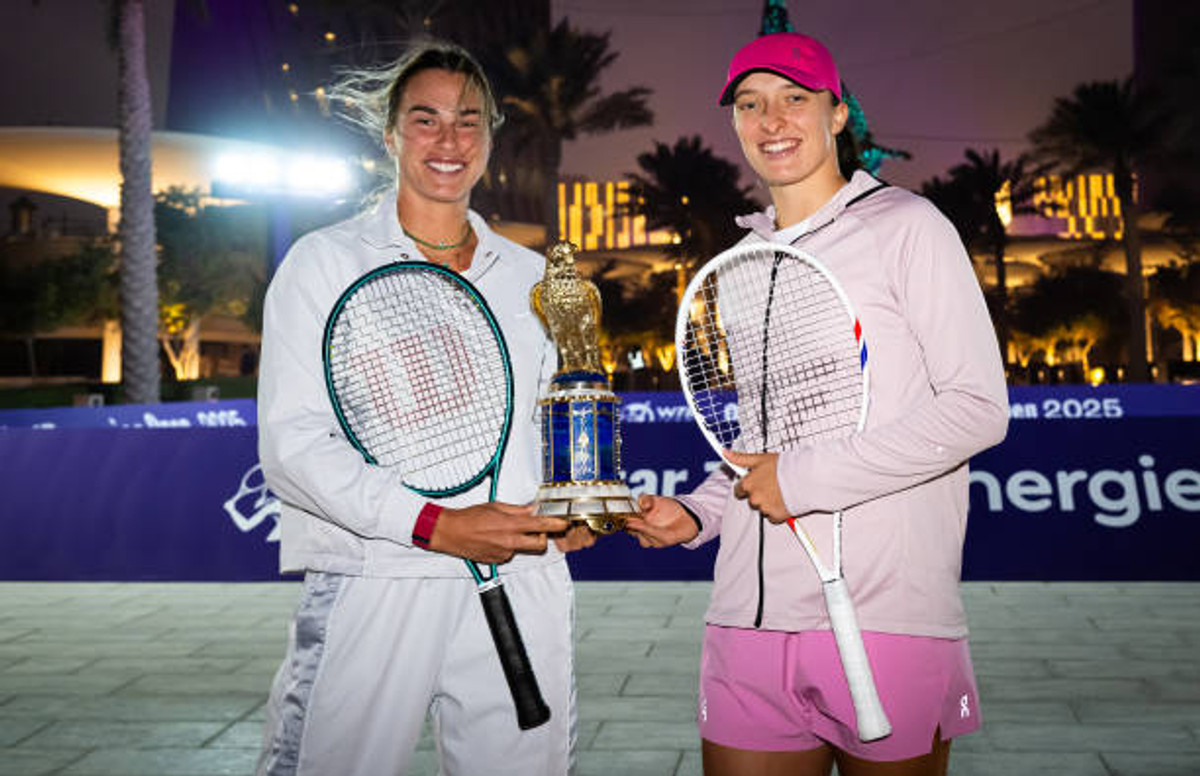 Ига Швёнтек (справа) и Арина Сабаленка