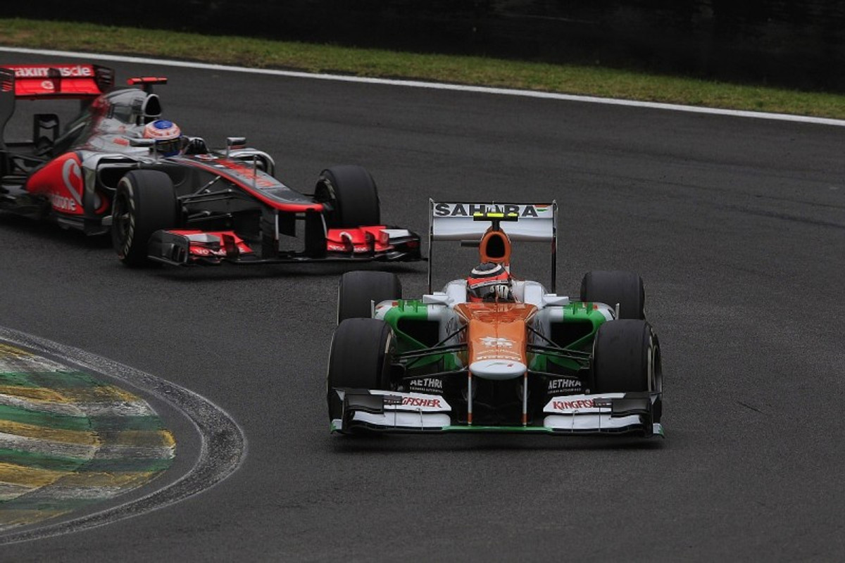 Нико Хюлькенберг возглавляет гонку на Гран-при Бразилии 2012, после того как опередил Дженсона Баттона