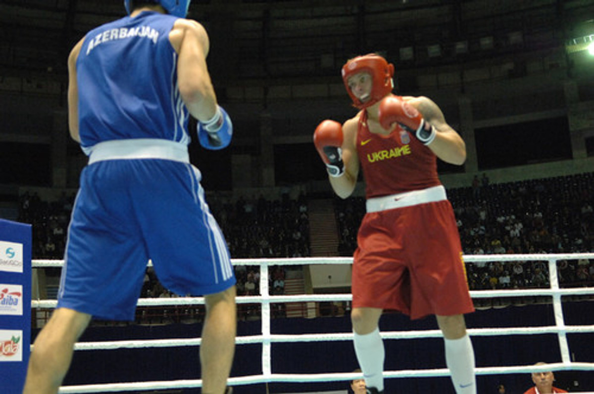 Усик (у червоному) проти Мамедова