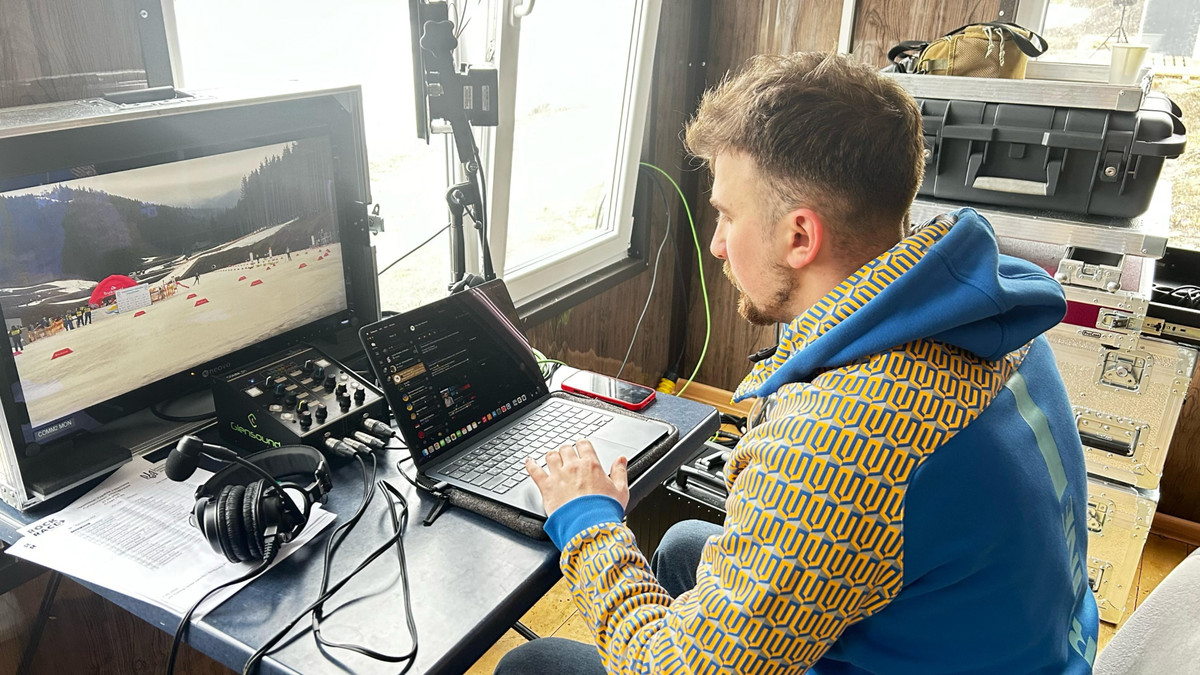 Андрій Сухецький під час коментування гонки чемпіонату України 2025