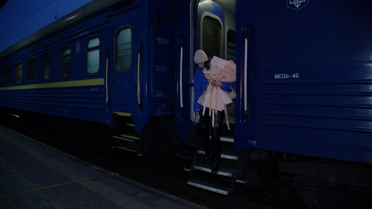 Ярослава виходить вранці з потяга на вокзалі у Дніпрі