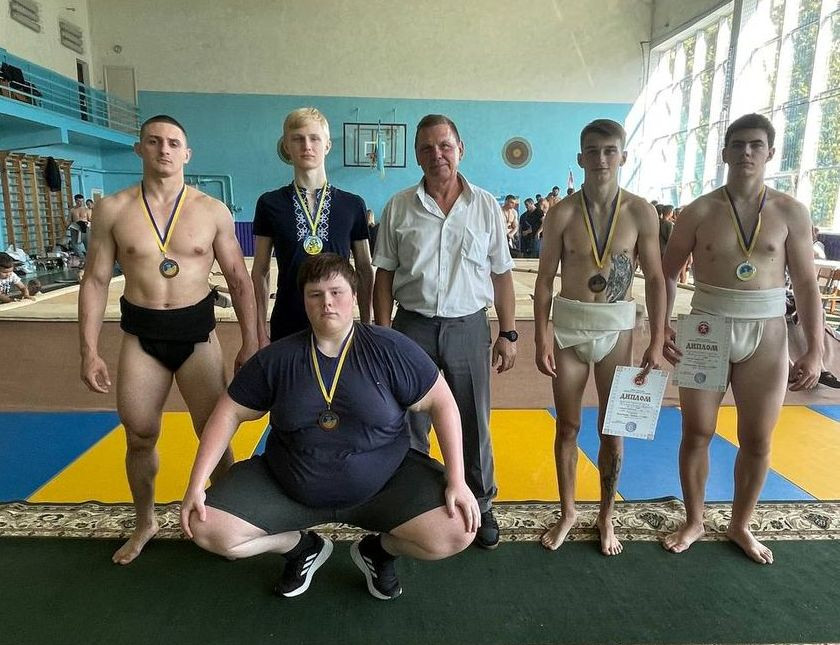 Єгор Чугун (сидить)