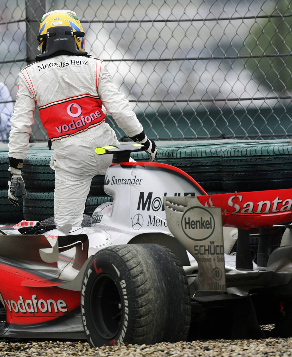 Льюїс Гамільтон сходить з дистанції на Гран-прі Китаю 2007