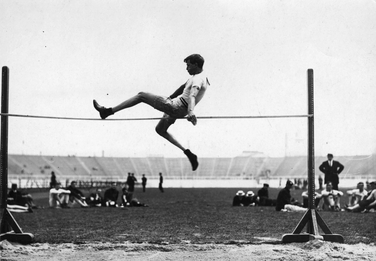 23 липня 1908 року: Рей Юрі під час змагань зі стрибків у висоту з місця на Олімпійських іграх у Лондоні