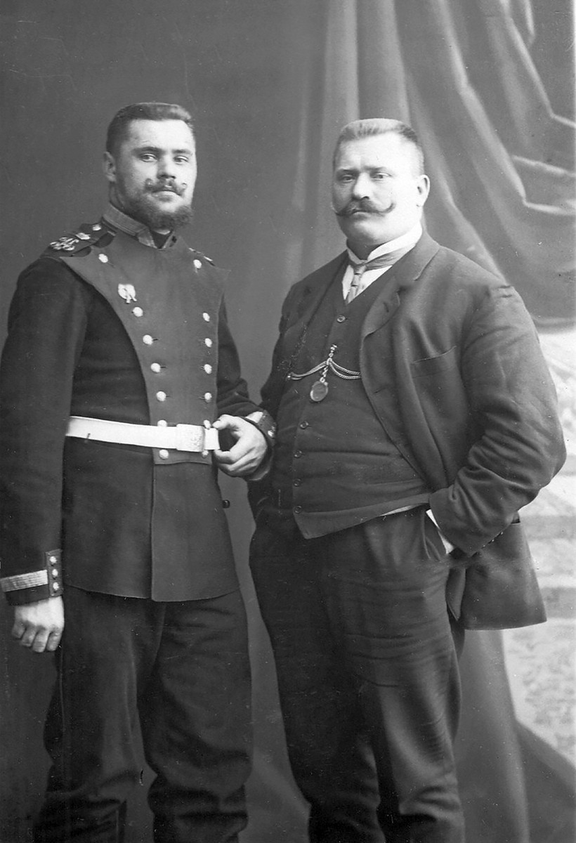 Иван Поддубный (справа)