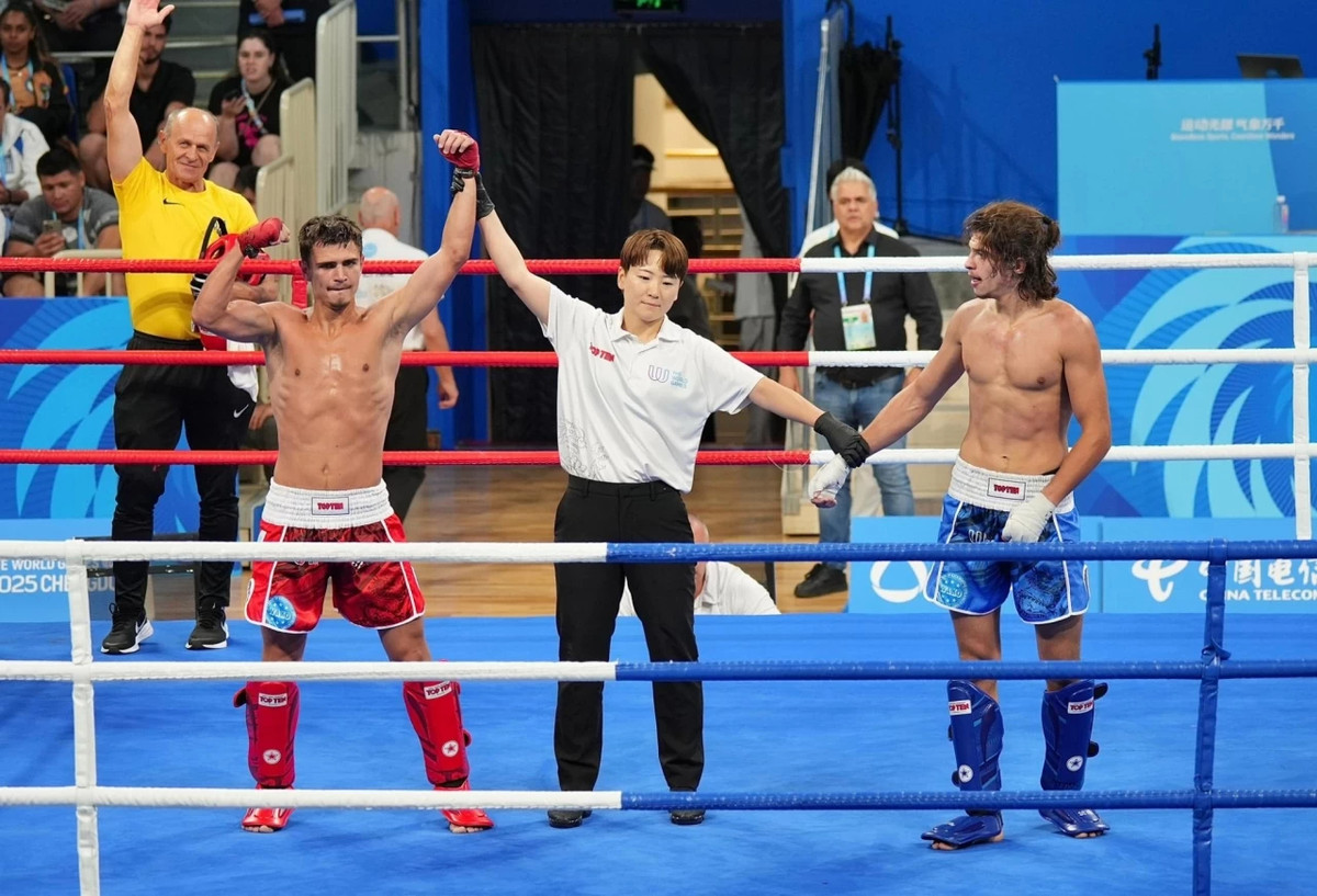 Гліб Мазур (у червоному)