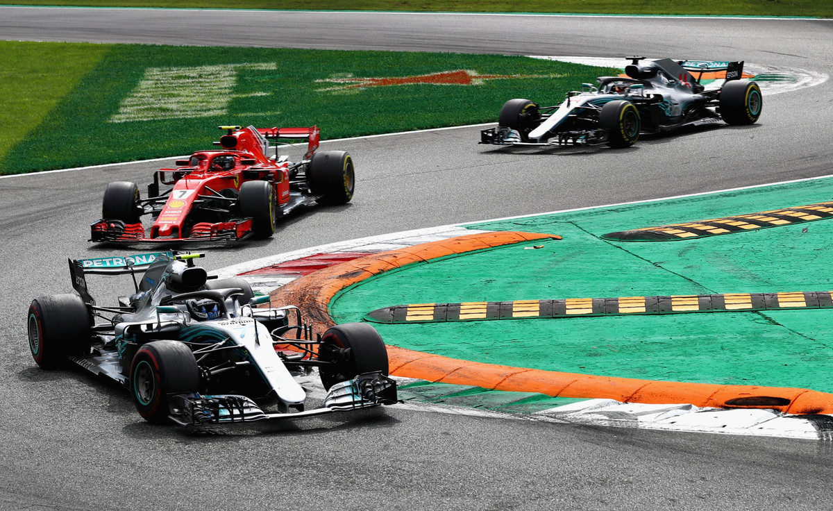 Вальтері Боттас уповільнює Кімі Райкконена, щоб допомогти Льюїсу Гамільтону в боротьбі за перемогу