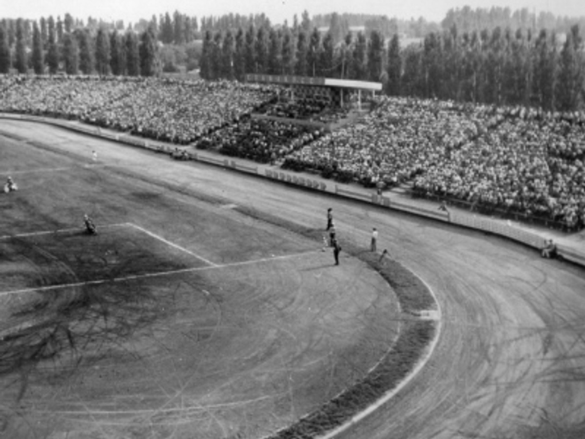 Переповнений мототрек у селі Розсошенці, кінець 70-х